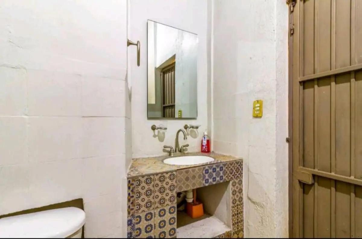 1 Guadalajara Corazon Del Centro Historico Hospedate En Una Casa Antigua En Una Habitacion Sencilla Con Areas Comunes Y Banos Compartidas ภายนอก รูปภาพ